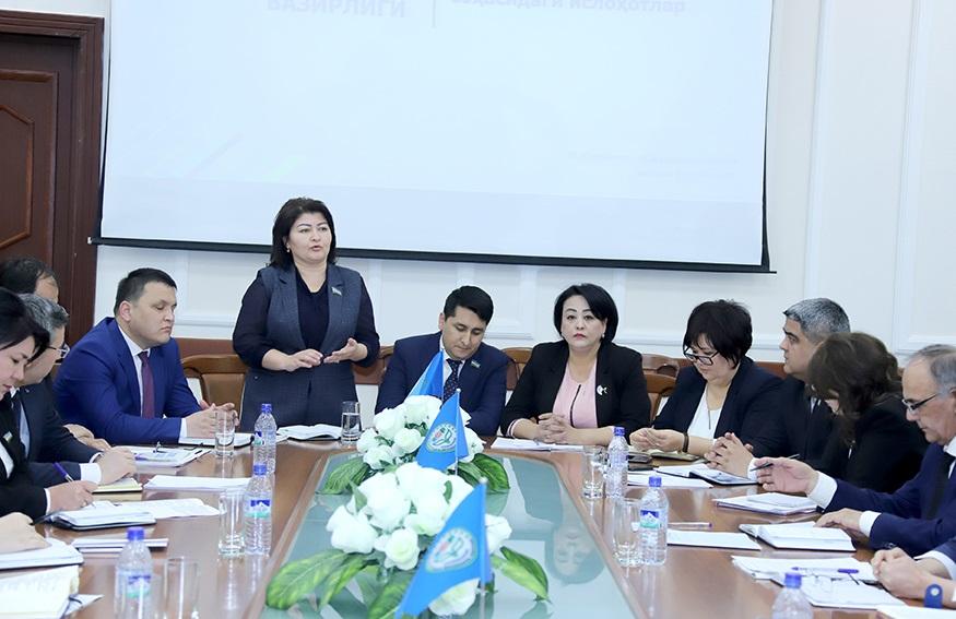 ХДП фракцияси йиғилишида икки вазир ўринбосари депутатларнинг саволлар ёмғири остида қолди