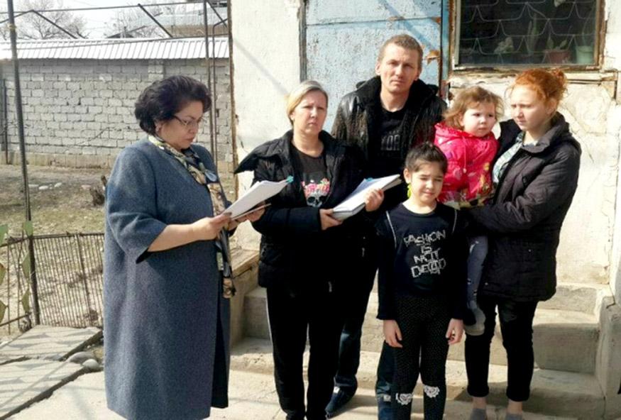 Kar va soqovlardan iborat oila nega oʻz uyidan haydab chiqarilmoqda?