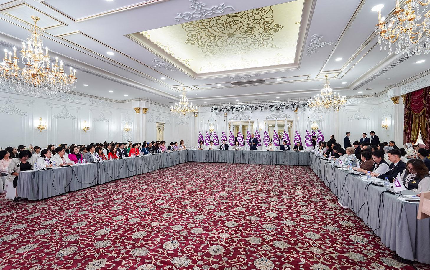 Ayollarning siyosiy faolligini oshirish: imkoniyat va muammolar tahlil qilindi