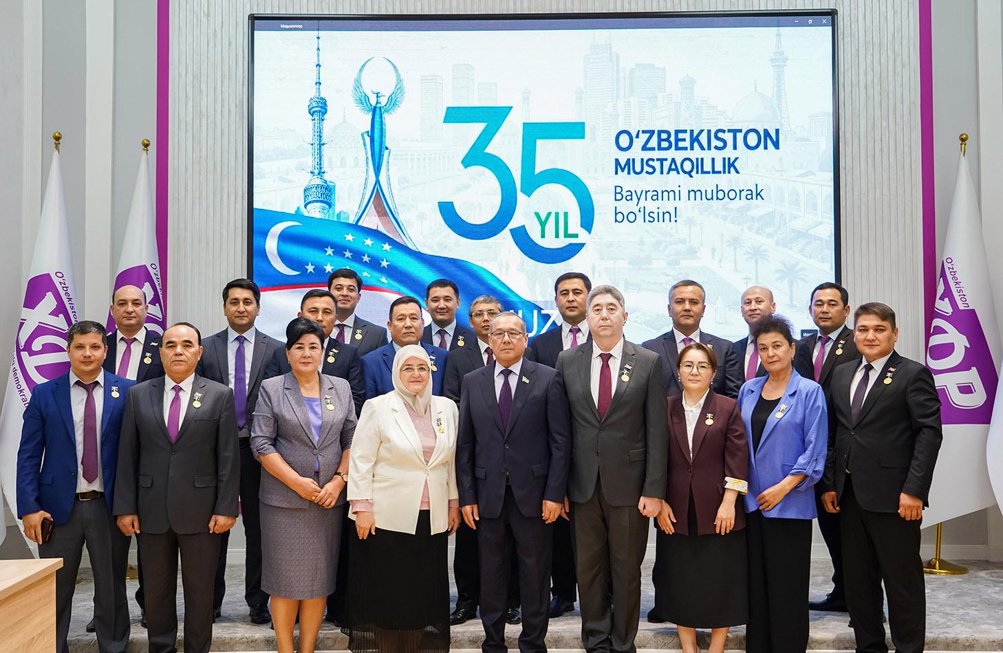 “O‘zbekiston Respublikasi Mustaqilligining 35 yilligi” esdalik nishonlari tantanali topshirildi