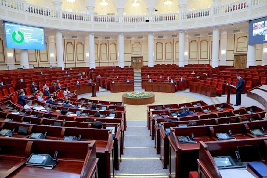 Парламент, депутат ва сенатор сўровига мансабдор шахснинг ўзи жавоб беради