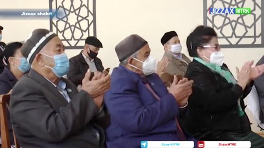 Jizzax viloyat kengashi aholi murojaatlariga yechim topishda faollik koʼrsatayotgan deputatlarni taqdirladi, faxriylarni yoʼqladi(video)