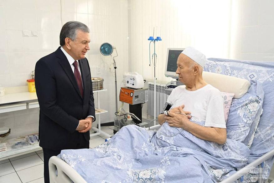 Президент "Ўзбекистон Қаҳрамони" Ҳасан Нормуродовни кўргани шифохонага борди