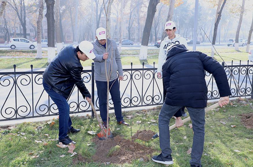 Фаолларимиз ва депутатларимиз кўчат экишда намуна кўрсатишди