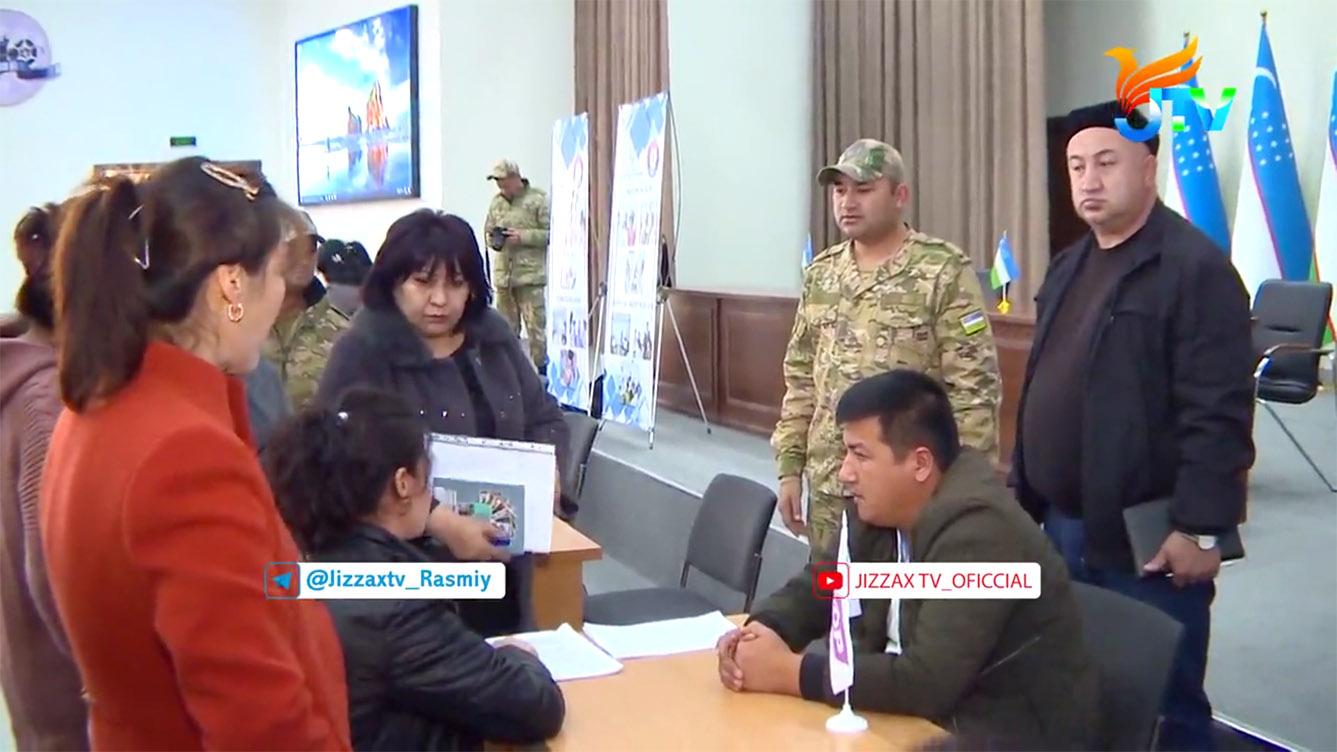 Jizzax viloyatida “Yoshlarga ko‘mak” loyihasi doirasida bo‘sh ish o‘rinlari yarmarkasi bo‘lib o‘tdi (video)