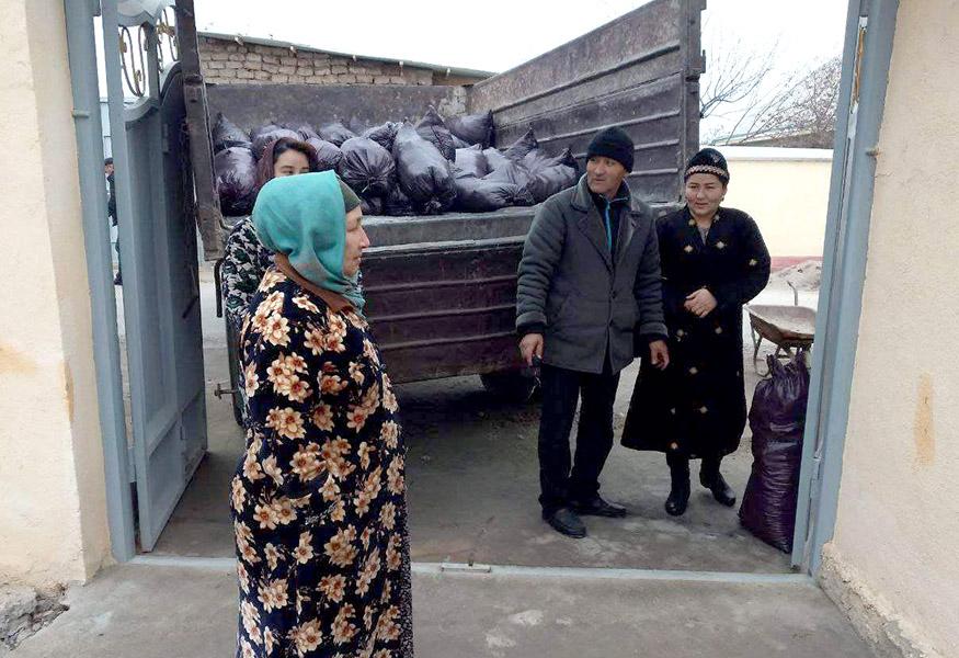 "Темир дафтар”да турган оилаларга бепул кўмир тарқатилмоқда