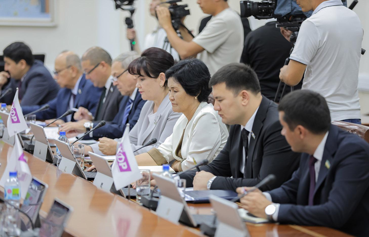 ЎзХДП фракцияси ҳукумат ҳисоботини атрофлича муҳокама қилди