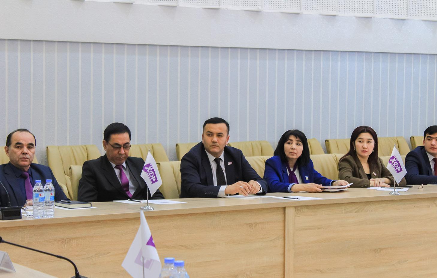 “Konstitutsiya va davlat tili” mavzusidagi ilmiy-amaliy anjumanda muhim takliflar bildirildi