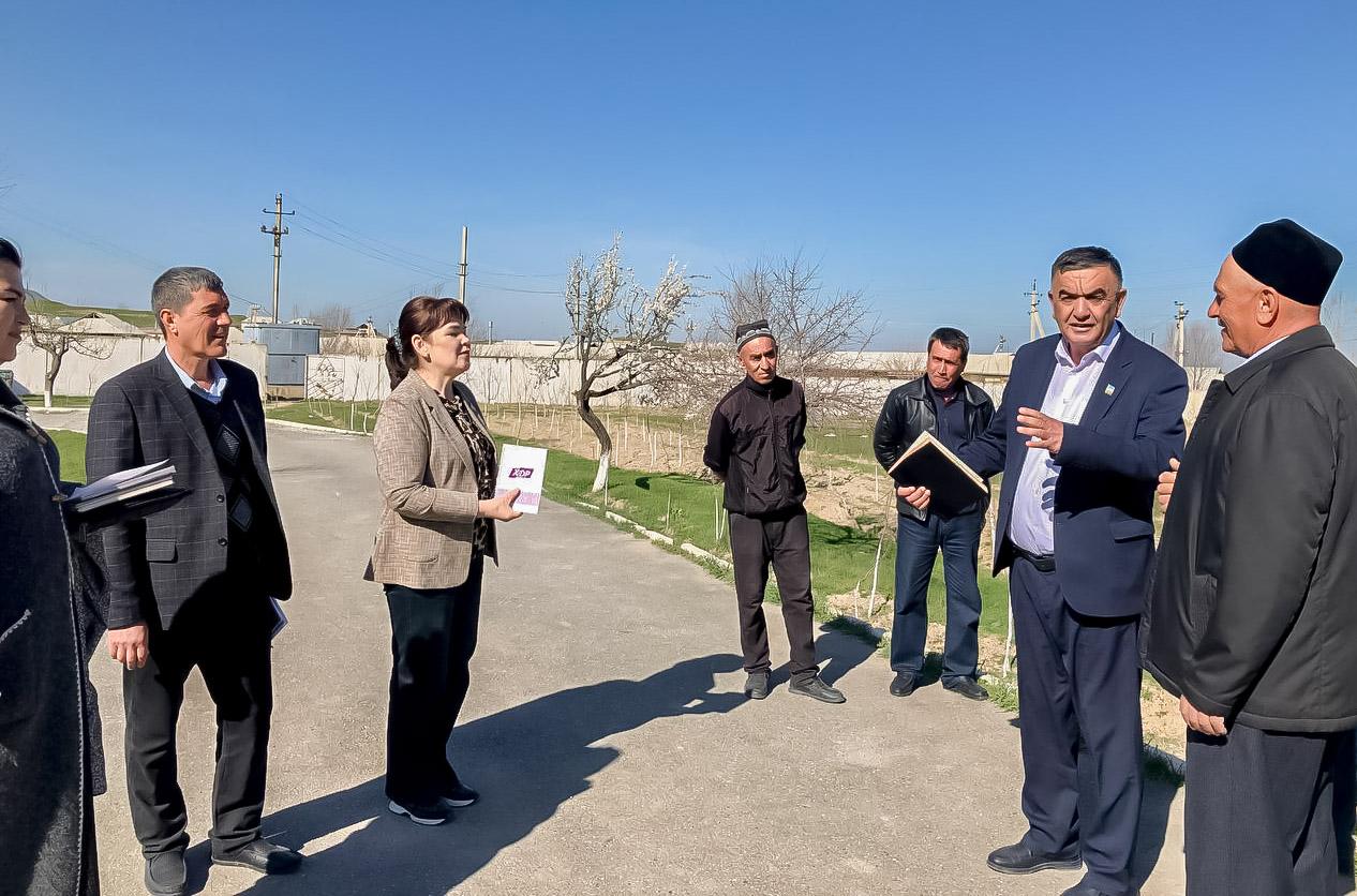 Yangiobodda yoshlarni talab yuqori bo‘lgan zamonaviy kasblarga yo‘naltirish masalalari muhokama qilindi