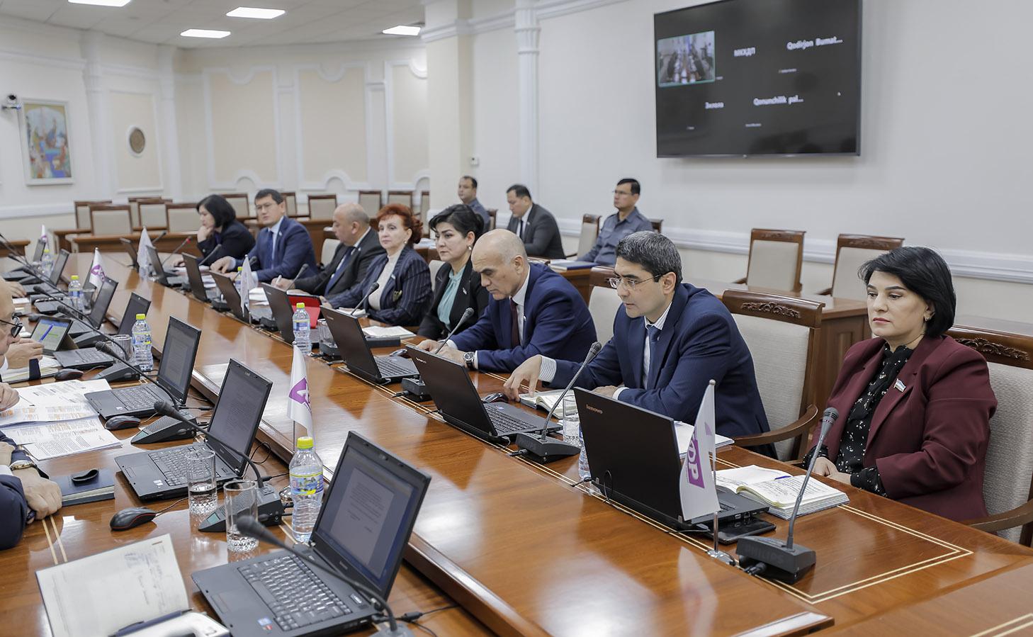Mehnat jarayonida tazyiq va kamsitish uchun jazo, yangi farzand ko‘rgan otalarga esa 5 kunlik ta’til belgilanmoqda