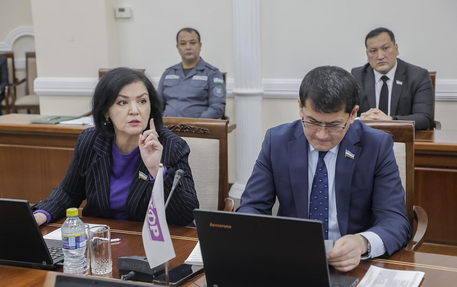 Mehnat jarayonida tazyiq va kamsitish uchun jazo, yangi farzand ko‘rgan otalarga esa 5 kunlik ta’til belgilanmoqda