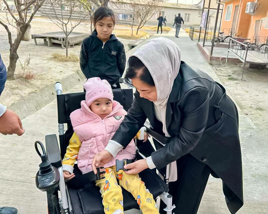 Deputat tashabbusi bilan 9 nafar nogironligi bo‘lgan bolalarga elektron aravachalar hadya etildi