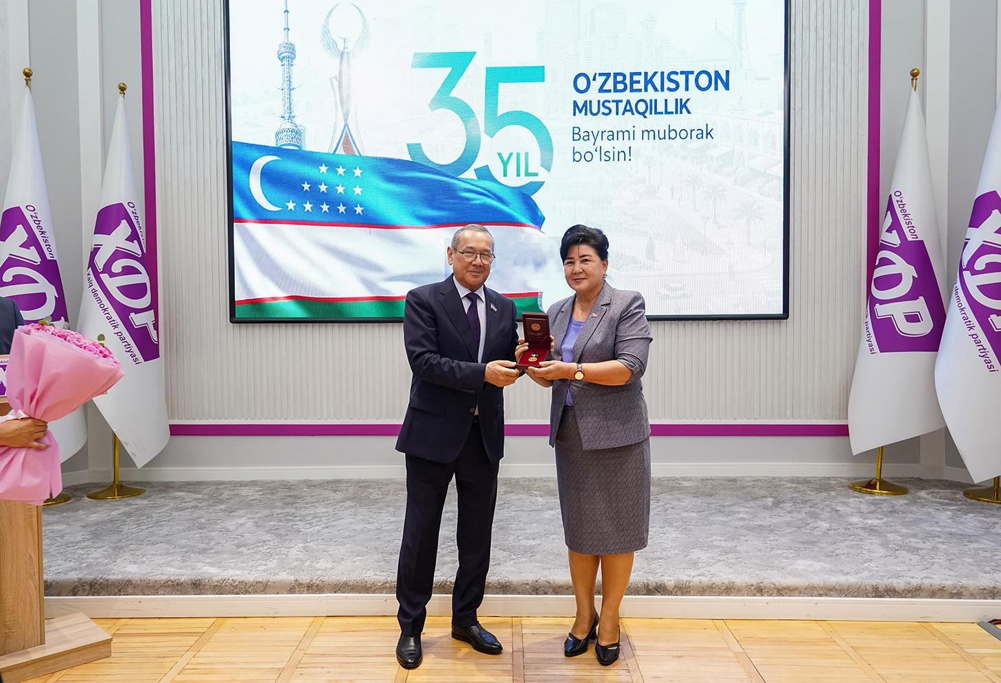 “O‘zbekiston Respublikasi Mustaqilligining 35 yilligi” esdalik nishonlari tantanali topshirildi