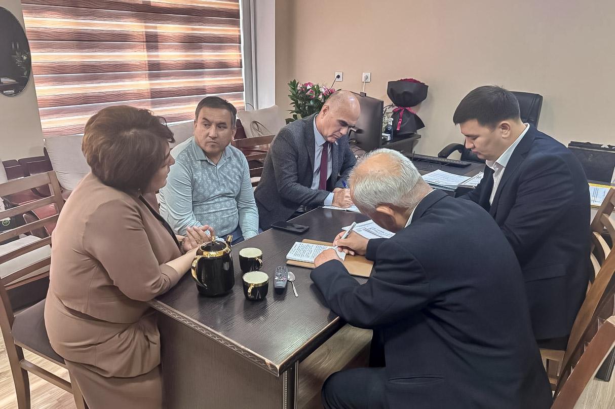 Andijonda deputatlar va o‘qituvchilar o‘rtasida ochiq muloqot bo‘lib o‘tdi