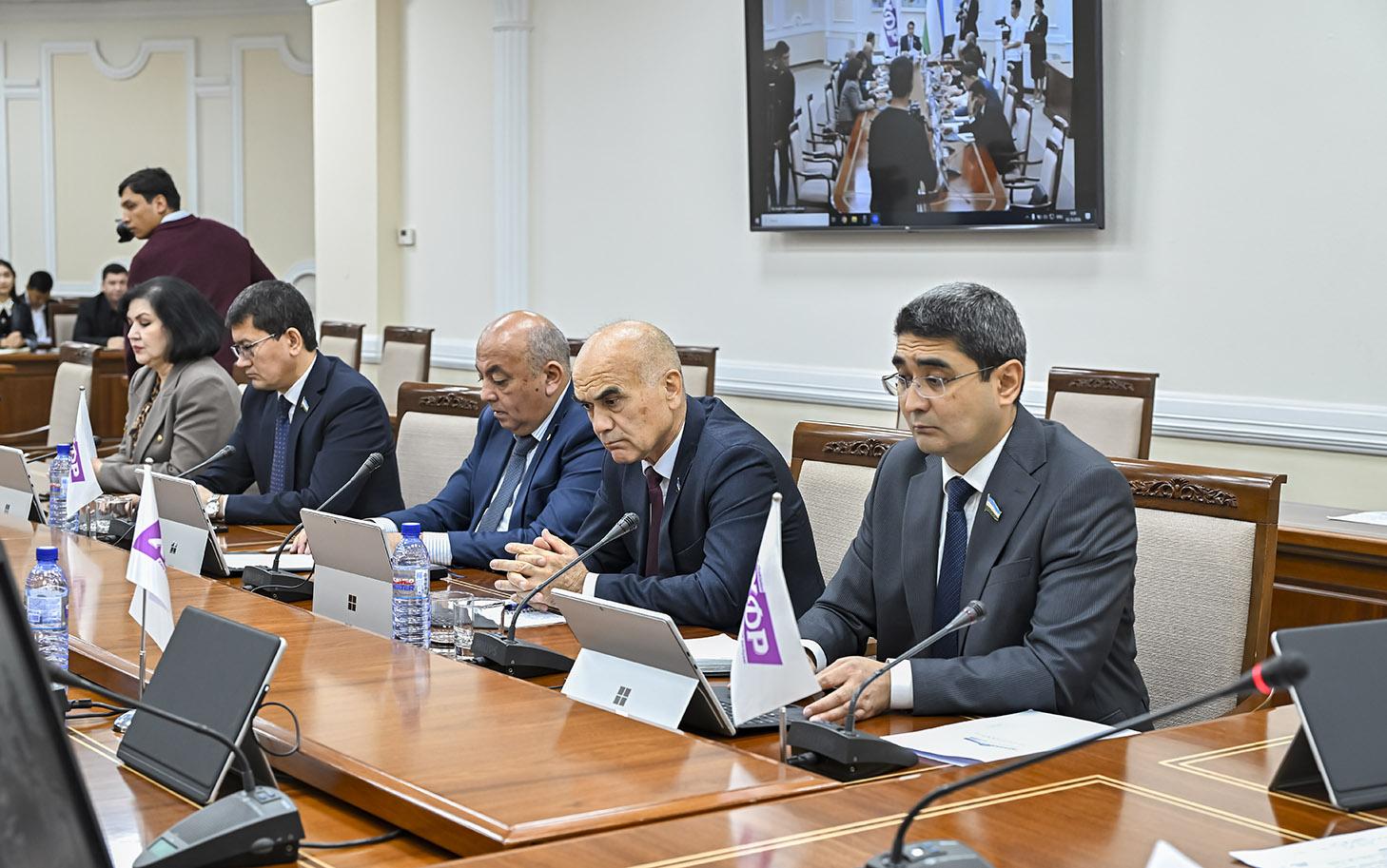 O‘zbekiston XDP fraksiyasida yangilanayotgan huquqiy mezonlar ko‘rib chiqildi