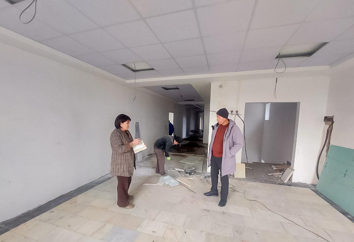 Deputat qurilish jarayoni va u yerdagi ishchilarga yaratilgan sharoitlar bilan tanishdi