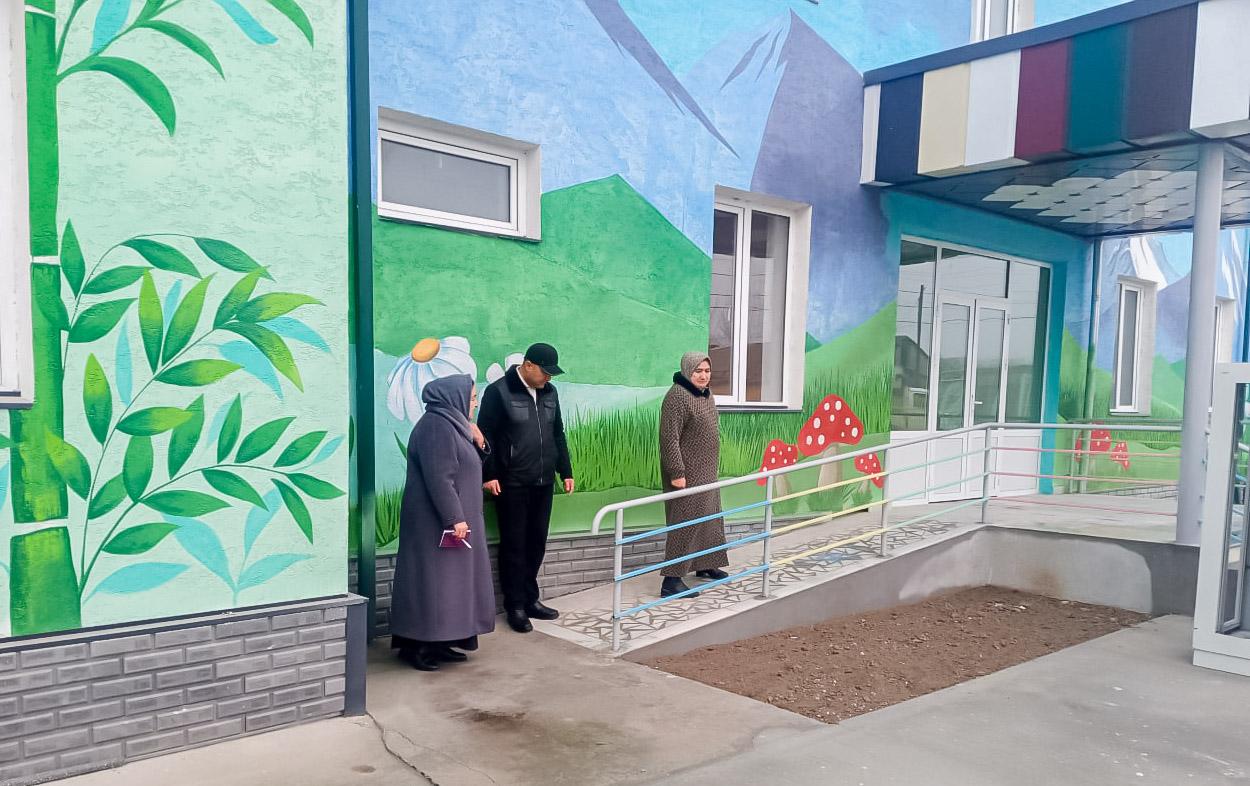 Bo‘stondagi ijtimoiy soha obyektlarida to‘siqsiz muhit yaratish borasidagi ishlar o‘rganildi