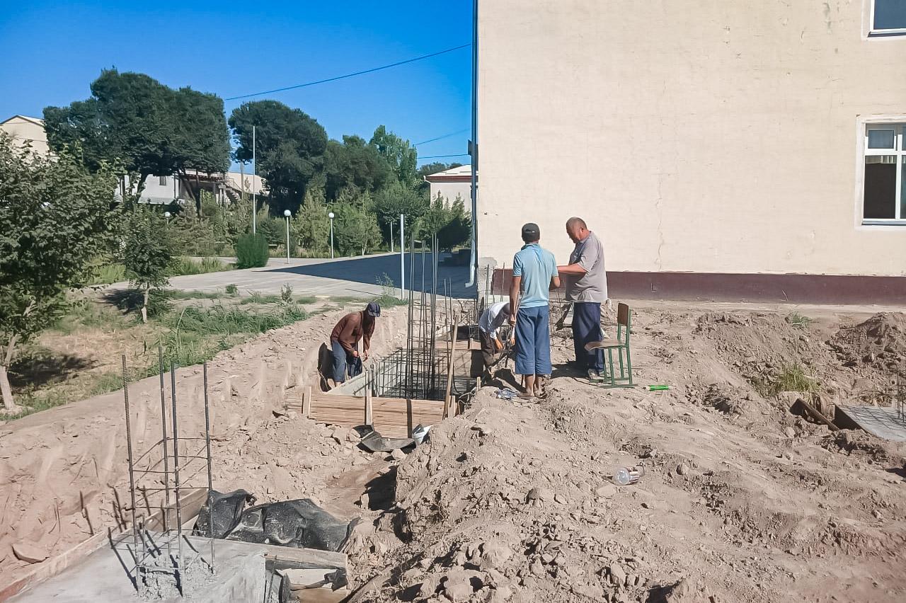 Deputat maktabdagi qurilish ishlari bilan tanishdi