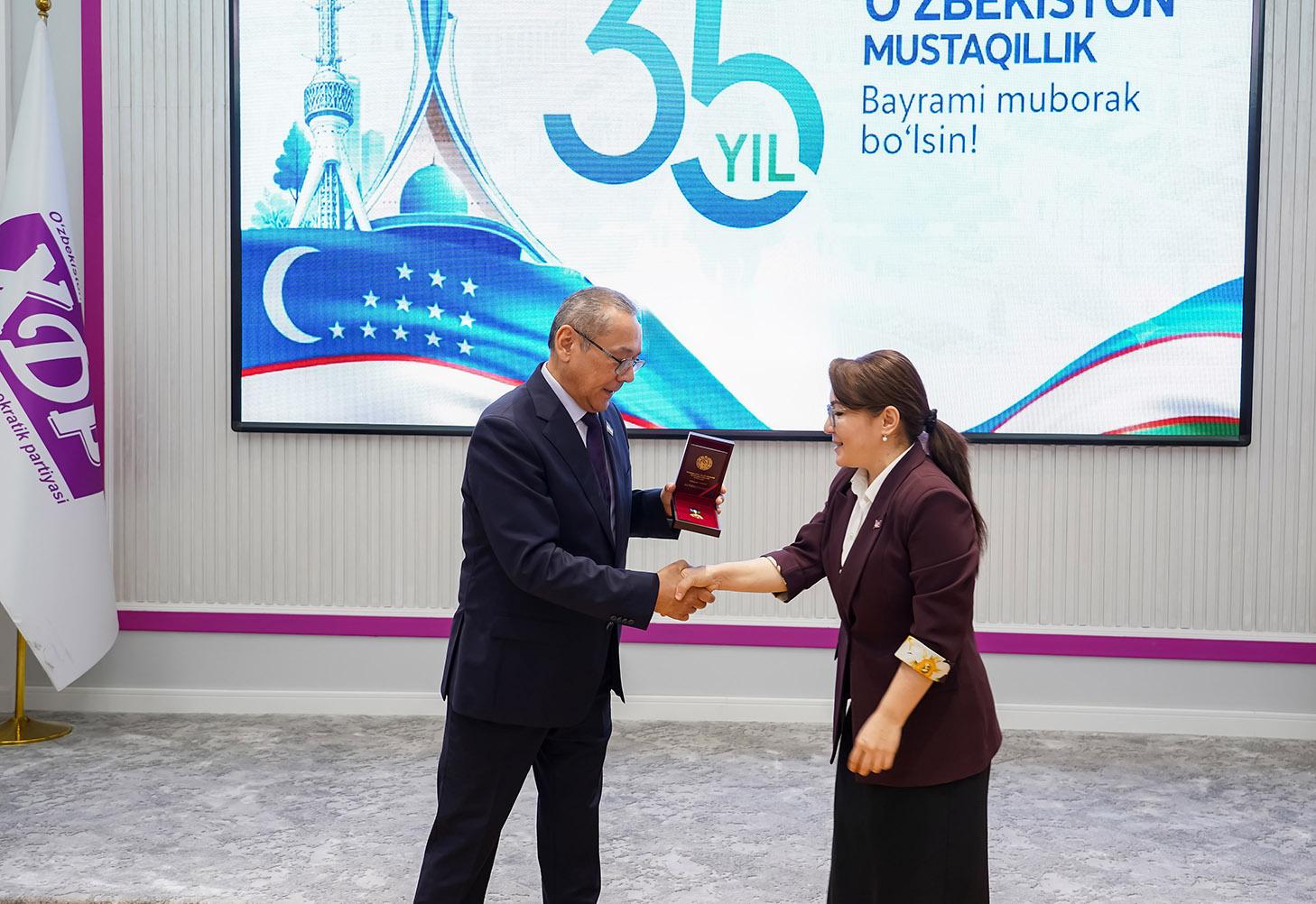 “O‘zbekiston Respublikasi Mustaqilligining 35 yilligi” esdalik nishonlari tantanali topshirildi