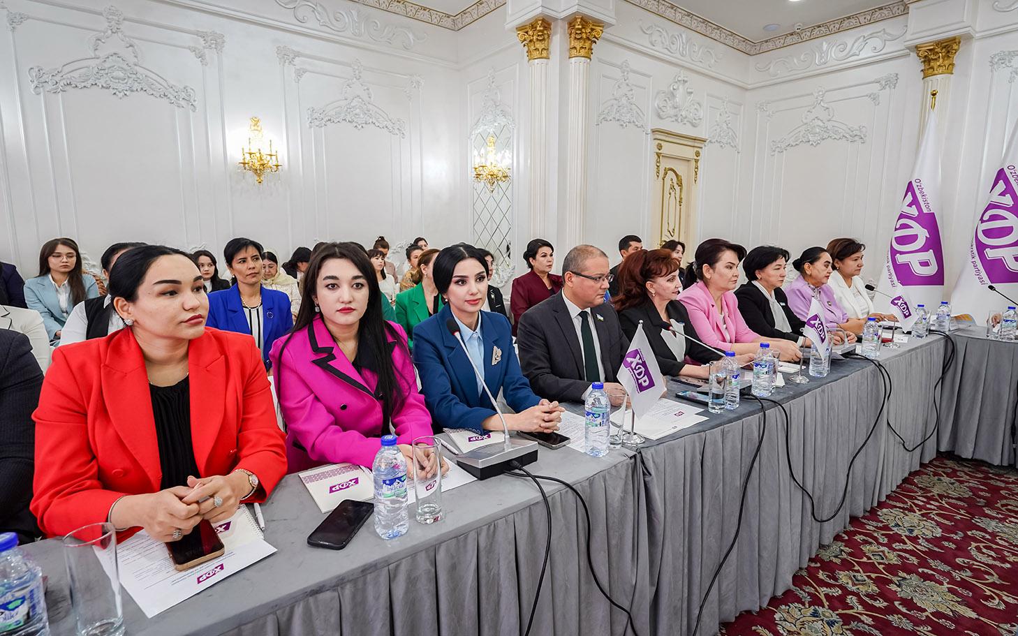 Ayollarning siyosiy faolligini oshirish: imkoniyat va muammolar tahlil qilindi