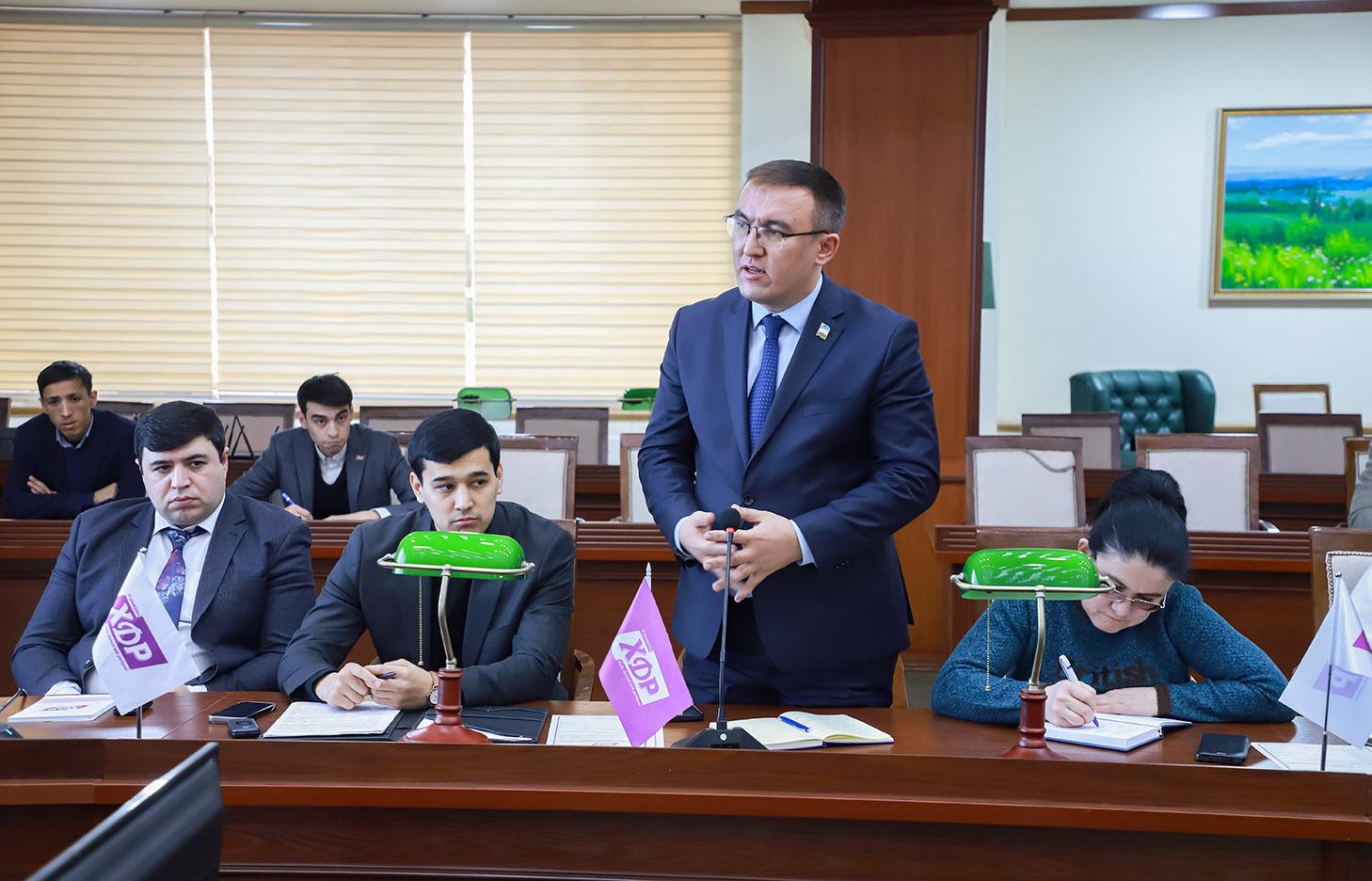 O‘quv-seminar. Deputatlar bir-biridan kuch olayapti