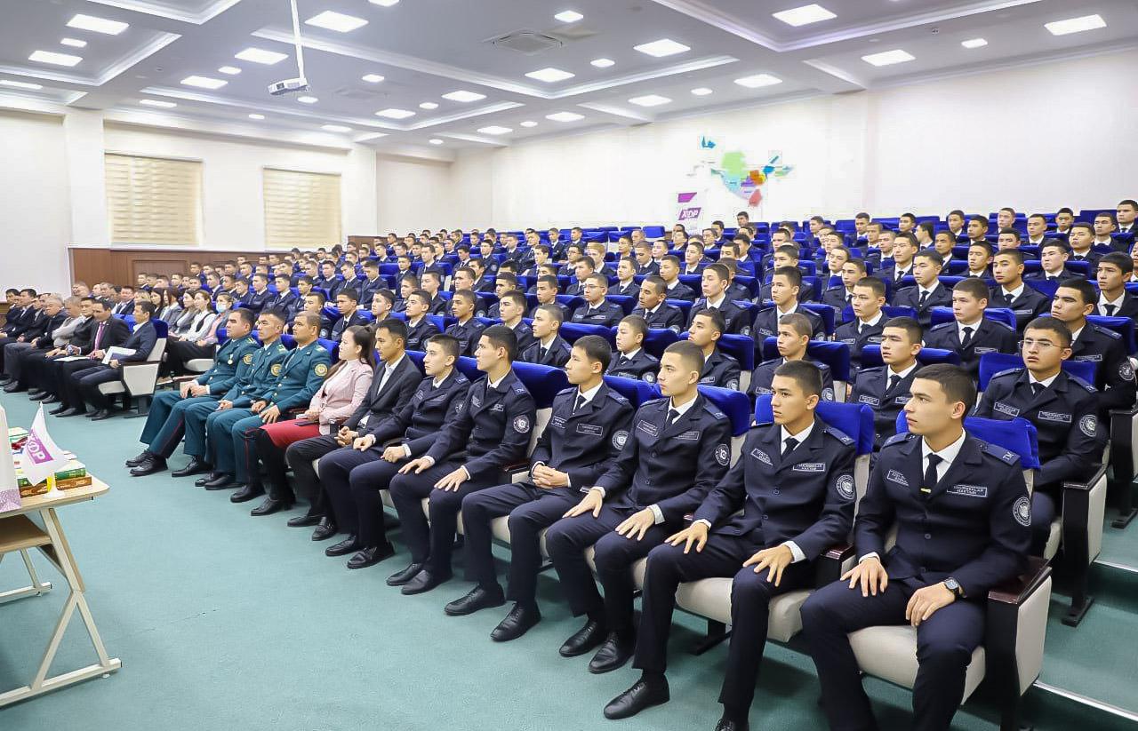 Konstitutsiyaning 33 yilligiga bag‘ishlab Nukusda yoshlar bilan huquqiy muloqot o‘tkazildi