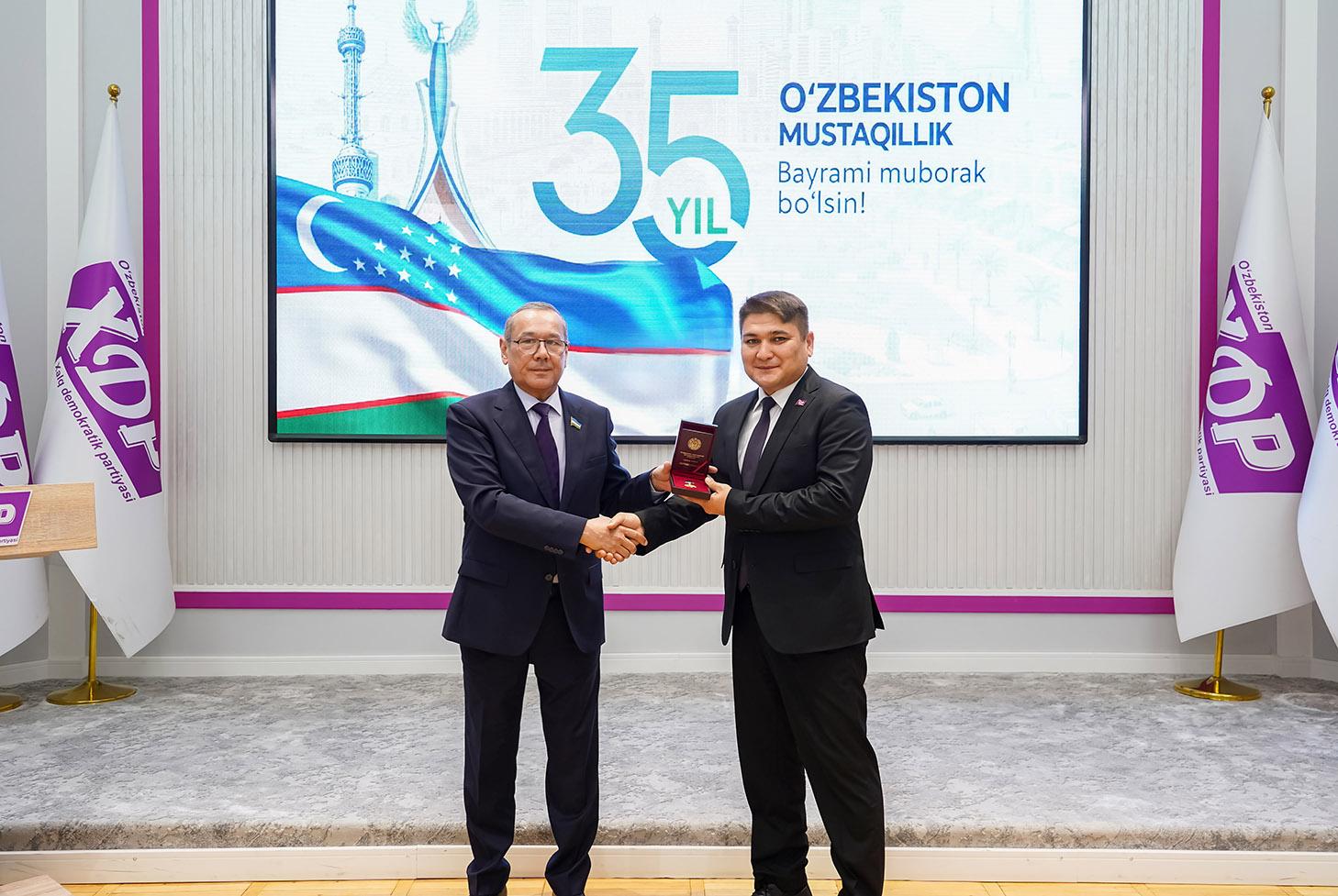 “O‘zbekiston Respublikasi Mustaqilligining 35 yilligi” esdalik nishonlari tantanali topshirildi