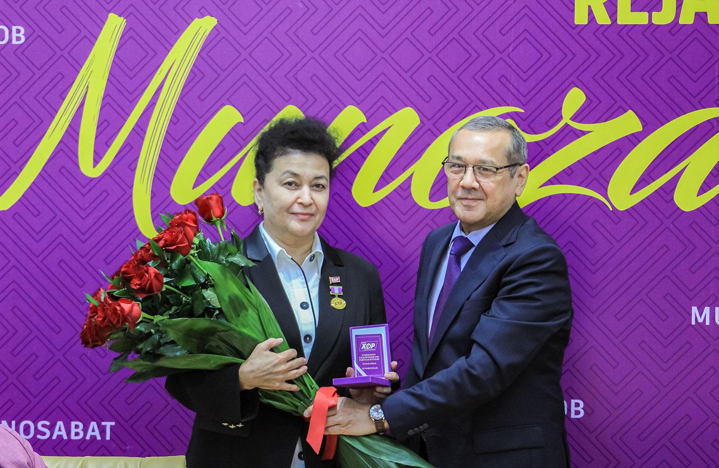 “O‘zbekiston Xalq demokratik partiyasi iftixori” ko‘krak nishoni tantanali topshirildi