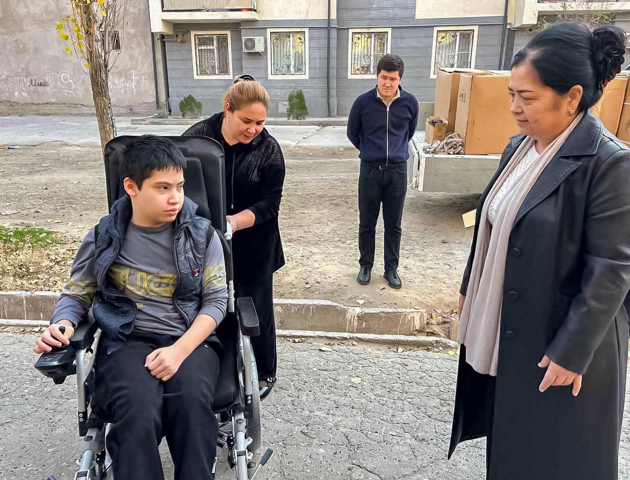 Deputat tashabbusi bilan 9 nafar nogironligi bo‘lgan bolalarga elektron aravachalar hadya etildi