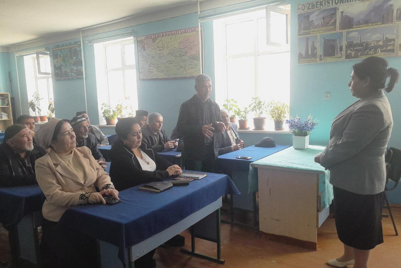 Маҳалла фаоллари депутатдан инфратузилмани яхшилашда ёрдам сўради