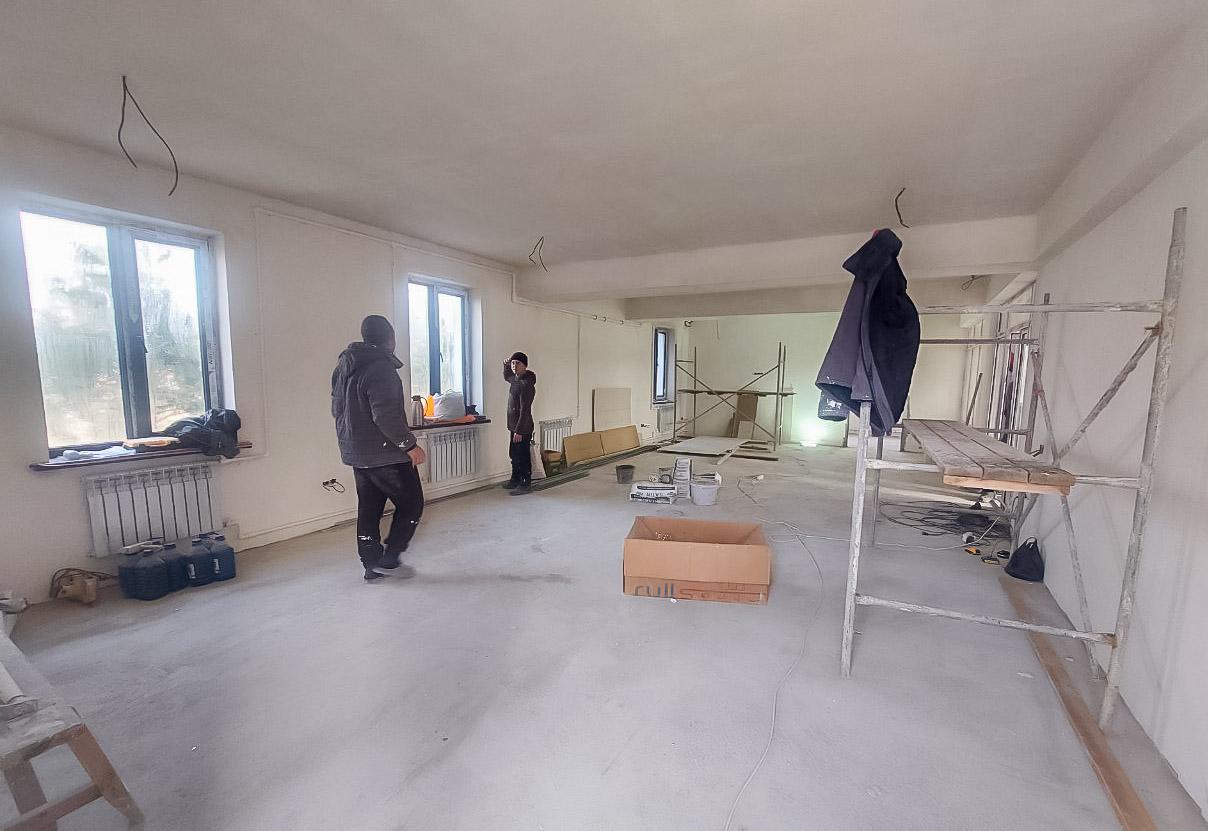 Deputat qurilish jarayoni va u yerdagi ishchilarga yaratilgan sharoitlar bilan tanishdi